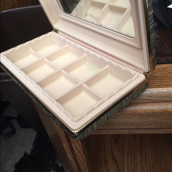 Vintage portable jewelry box. - Picture 3 of 8